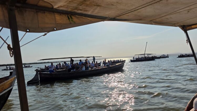 Cientos de embarcaciones acompañan al Cristo de la Salud del Palmar por el lago de la Albufera en su romería