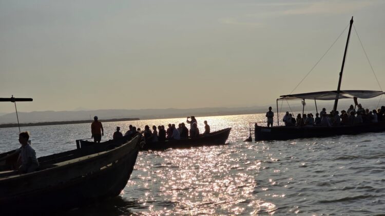 Cientos de embarcaciones acompañan al Cristo de la Salud del Palmar por el lago de la Albufera en su romería