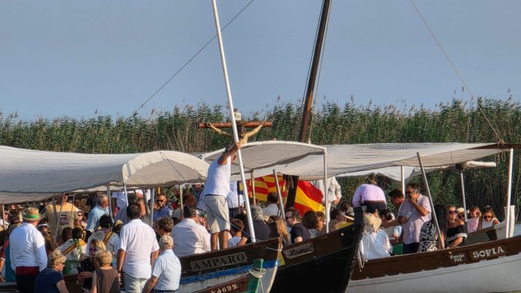 Cientos de embarcaciones acompañan al Cristo de la Salud del Palmar por el lago de la Albufera en su romería