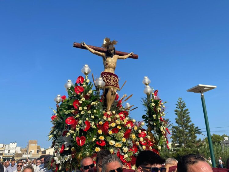 Cientos de embarcaciones acompañan al Cristo de la Salud del Palmar por el lago de la Albufera en su romería
