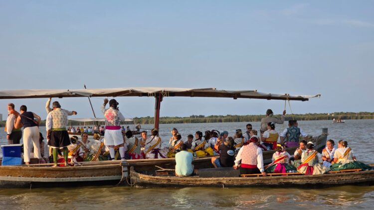 Cientos de embarcaciones acompañan al Cristo de la Salud del Palmar por el lago de la Albufera en su romería