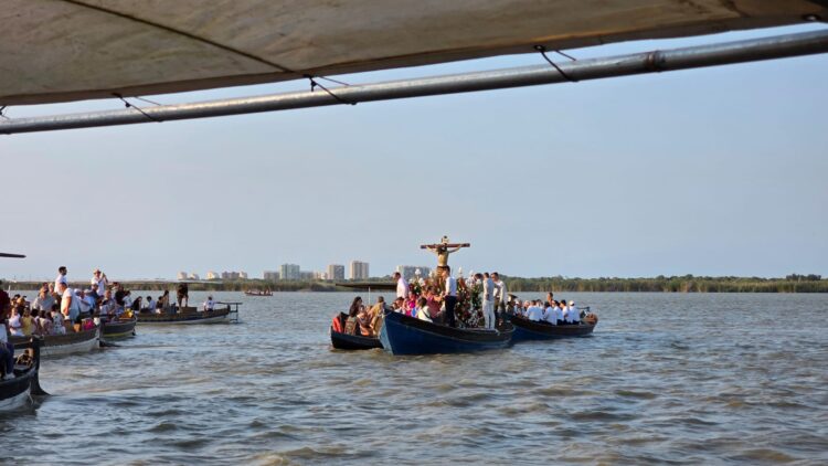 Cientos de embarcaciones acompañan al Cristo de la Salud del Palmar por el lago de la Albufera en su romería