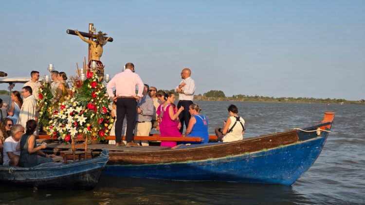 Cientos de embarcaciones acompañan al Cristo de la Salud del Palmar por el lago de la Albufera en su romería