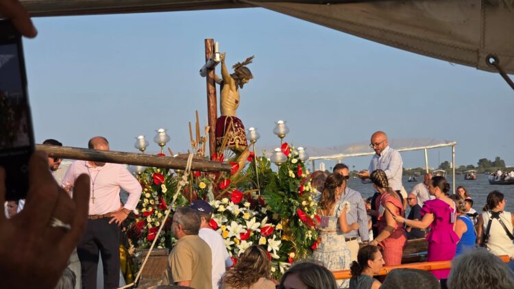 Cientos de embarcaciones acompañan al Cristo de la Salud del Palmar por el lago de la Albufera en su romería