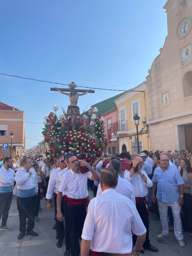 Cientos de embarcaciones acompañan al Cristo de la Salud del Palmar por el lago de la Albufera en su romería