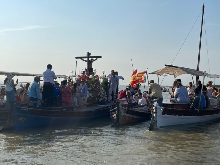 Cientos de embarcaciones acompañan al Cristo de la Salud del Palmar por el lago de la Albufera en su romería