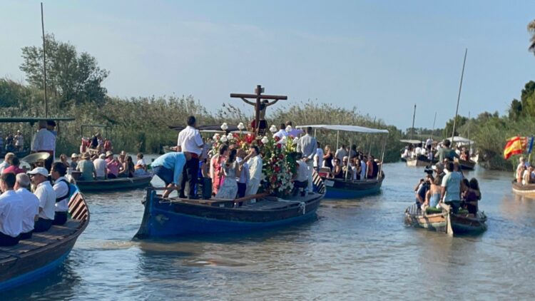 Cientos de embarcaciones acompañan al Cristo de la Salud del Palmar por el lago de la Albufera en su romería