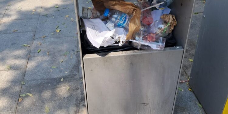 El verano trae de nuevo recortes de limpieza en el centro de Valencia