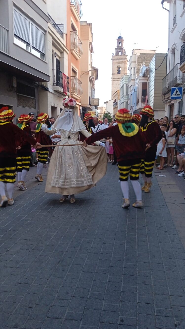 Silla celebra su día grande con la gran procesión del Santísimo Cristo y les danses y «cant de la carchofa»