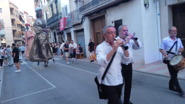 Silla celebra su día grande con la gran procesión del Santísimo Cristo y les danses y «cant de la carchofa»