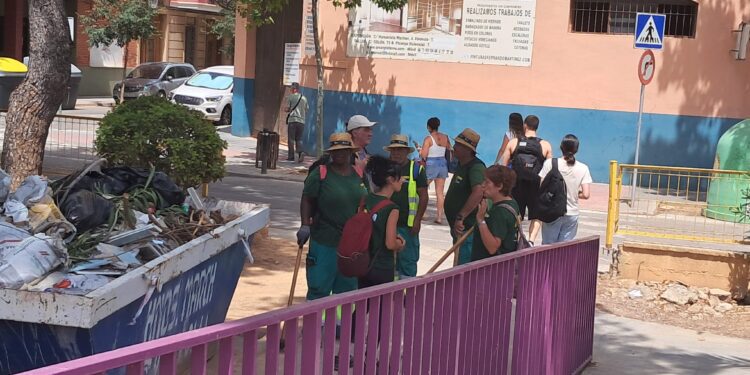 Picanya: trabajan al sol, a más de 30ºC y sin agua los 80 trabajadores contratados con fondos del ministerio para al recuperación 1 Picanya: trabajan al sol, a más de 30ºC y sin agua los 80 trabajadores contratados con fondos del ministerio para al recuperación