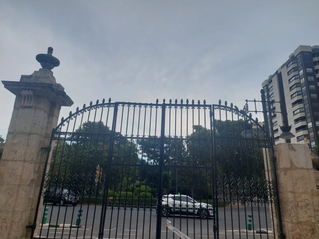 La Puerta de Viveros (BRL) un mes por los suelos destrozada: Así trata el patrimonio María José Catalá