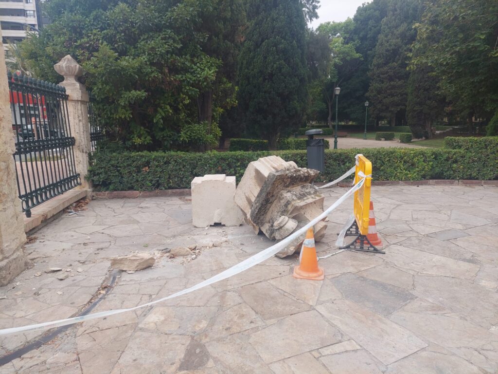 La Puerta de Viveros (BRL) un mes por los suelos destrozada: Así trata el patrimonio María José Catalá