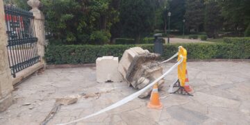 La Puerta de Viveros (BRL) un mes por los suelos destrozada: Así trata el patrimonio María José Catalá