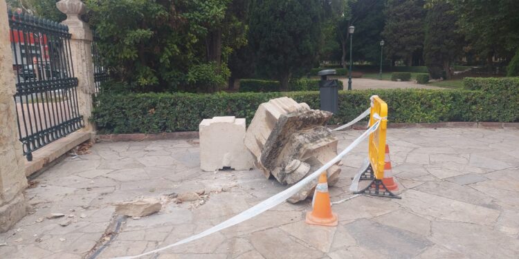 La Puerta de Viveros (BRL) un mes por los suelos destrozada: así trata el patrimonio María José Catalá 1 La Puerta de Viveros (BRL) un mes por los suelos destrozada: Así trata el patrimonio María José Catalá