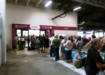 Renfe tiene a miles de pasajeros hacinados en Chamartín y una sóla persona atendiendo cambios y devoluciones