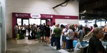 Renfe tiene a miles de pasajeros hacinados en Chamartín y una sóla persona atendiendo cambios y devoluciones