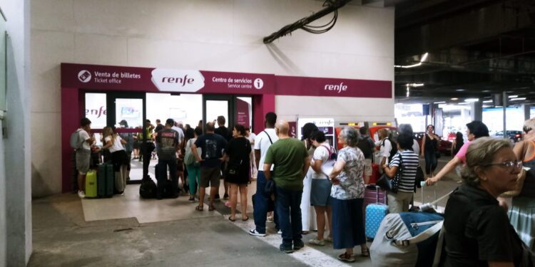 Cancelaciones de tren por los incendios: reembolsos, alternativas y asistencia que deben recibir los pasajeros 1 Renfe tiene a miles de pasajeros hacinados en Chamartín y una sóla persona atendiendo cambios y devoluciones