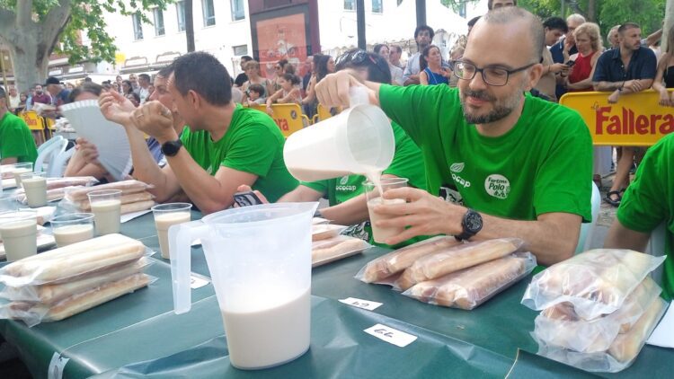 Valentín Ferrer gana el Concurs de Bevedors d’Orchata en fartons con 82 fartons en 37 minutos
