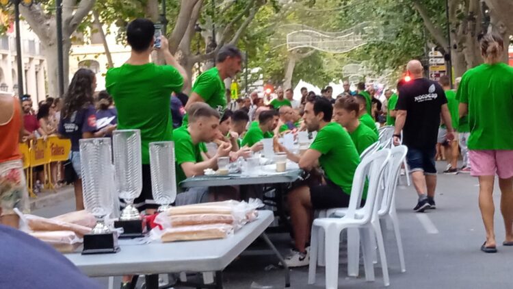 Valentín Ferrer gana el Concurs de Bevedors d’Orchata en fartons con 82 fartons en 37 minutos