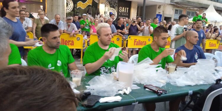 Valentín Ferrer gana el Concurs de Bevedors d'Orchata en fartons con 82 fartons en 37 minutos