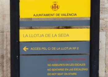 Despegan la señalética de prohibido sentarse en los escalones de la Lonja de la seda