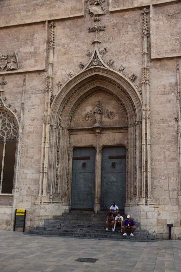 Despegan la señalética de prohibido sentarse en los escalones Lonja de la seda