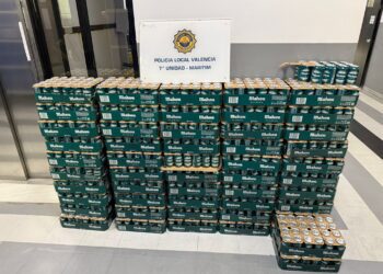 La Policía Local decomisa 5040 latas destinada a la venta ilegal en las playas de Valencia