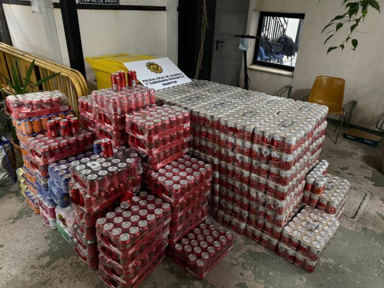 La Policía Local decomisa 5040 latas destinada a la venta ilegal en las playas de Valencia