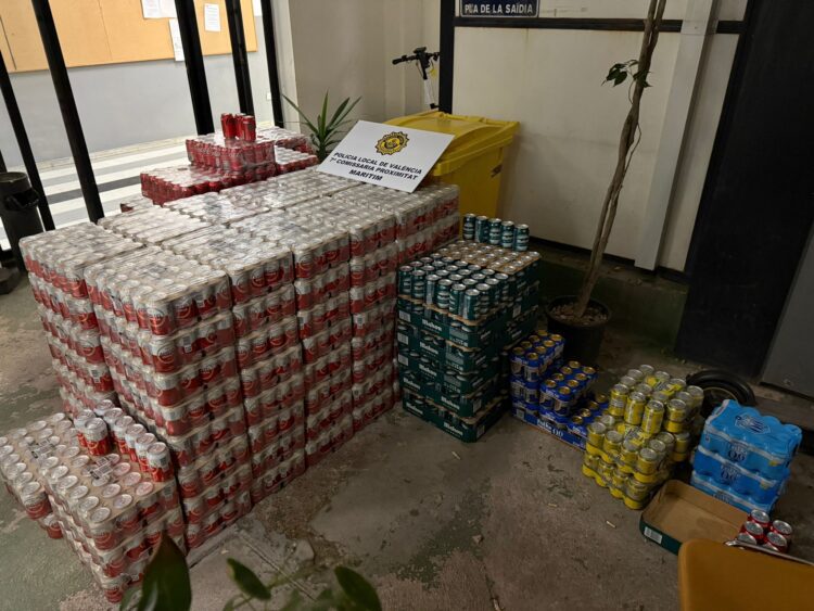 La Policía Local decomisa 5040 latas destinada a la venta ilegal en las playas de Valencia