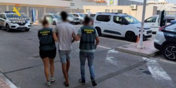 A prisión un joven de 19 años por apuñalar a una mujer en Torrevieja tras intentar robarle en un portal