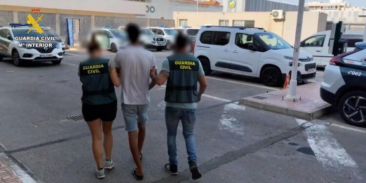 A prisión un joven de 19 años por apuñalar a una mujer en Torrevieja tras intentar robarle en un portal 1 A prisión un joven de 19 años por apuñalar a una mujer en Torrevieja tras intentar robarle en un portal