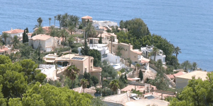 Alicante ya no es nuestra: la Costa Blanca se vende al mejor postor extranjero 1 Alicante ya no es nuestra: la Costa Blanca se vende al mejor postor extranjero