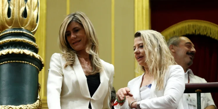 El juez Peinado cita a declarar a Begoña Gómez y a su asesora de Moncloa como investigadas 1 El juez Peinado envía a juicio a Begoña Gómez por malversación ante un jurado popular: detalles de la decisión y el contexto del caso