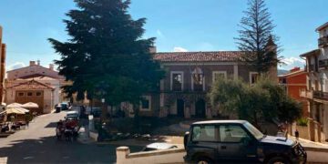 Polémica en Bejís por el intento de talar el cedro de la plaza del Ayuntamiento