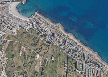 Declarado un incendio de vegetación en Xàbia con el que luchan varios medios aéreos