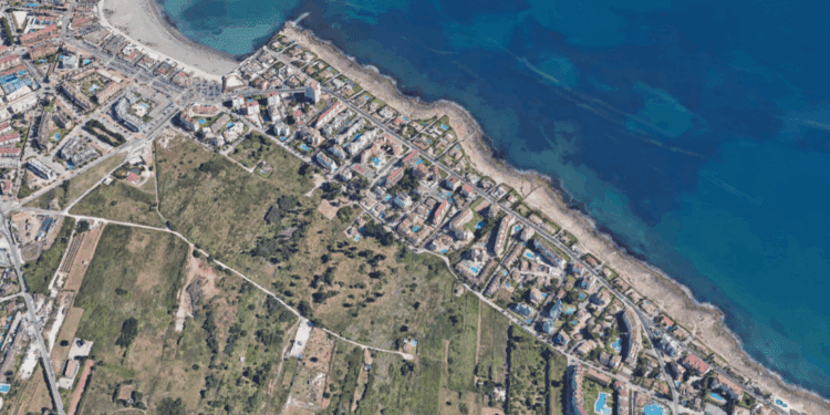 Declarado un incendio de vegetación en Xàbia con el que luchan varios medios aéreos