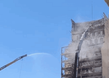 Vecinos de Campanar denuncian riesgos para la salud por la demolición del antiguo Hospital La Fe: “Estamos respirando amianto y nadie hace nada”