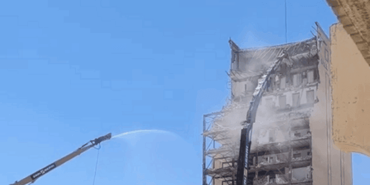 Vecinos de Campanar denuncian riesgos para la salud por la demolición del antiguo Hospital La Fe: “Estamos respirando amianto y nadie hace nada” 1 Vecinos de Campanar denuncian riesgos para la salud por la demolición del antiguo Hospital La Fe: “Estamos respirando amianto y nadie hace nada”