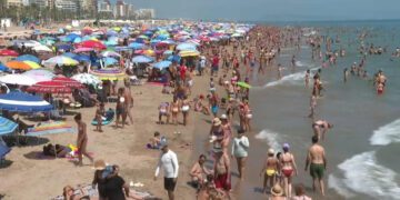 Las vacaciones más caras de la historia hacen más económico viajar al extranjero que quedarse en España