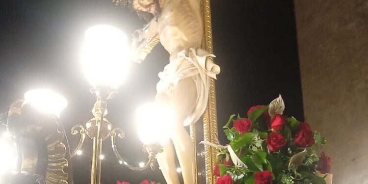 Silla celebra su día grande con la gran procesión del Santísimo Cristo y les danses y "cant de la carchofa"