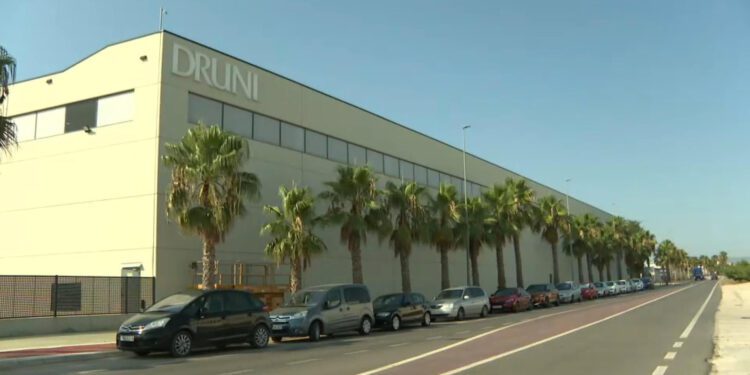 Una banda de aluniceros asalta por segunda vez en una semana los almacenes de una perfumería en Carlet 1 Una banda de aluniceros asalta por segunda vez en una semana los almacenes de una perfumería en Carlet