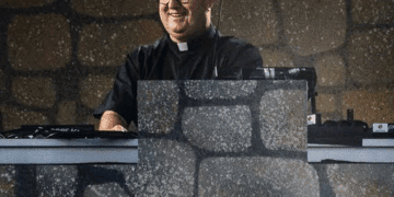Padre Guilherme: El párroco DJ que pinchó en el Medusa de Cullera