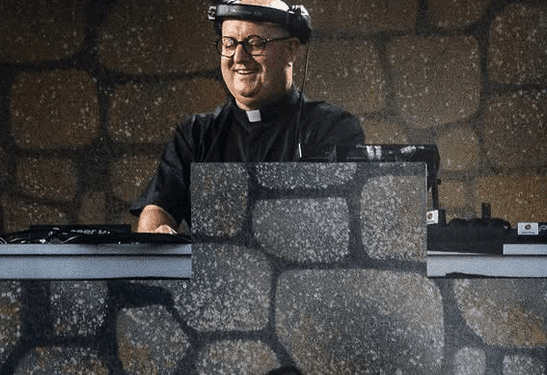 Padre Guilherme: El párroco DJ que pinchó en el Medusa de Cullera