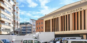 Dos policías abaten a un hombre armado con un cuchillo en una vivienda de Russafa, en Valencia