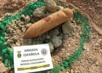La Armada neutraliza una bomba de aviación hallada en el Puerto de Valencia