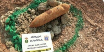La Armada neutraliza una bomba de aviación hallada en el Puerto de Valencia