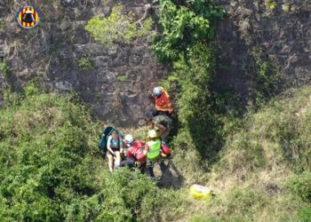 Rescatan a una ciclista tras caer tres metros en el barranco de Gátova, en Valencia
