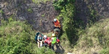 Rescatan a una ciclista tras caer tres metros en el barranco de Gátova, en Valencia