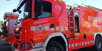 Un incendio en Massalavés alcanza un desguace de coches y corta la circulación del metro